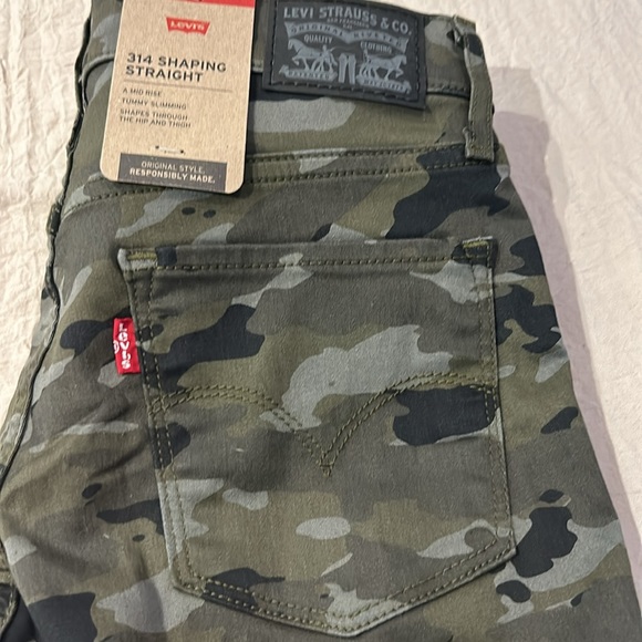 Levi’s Camo print jeans. Size 26/30 - Picture 7 of 7